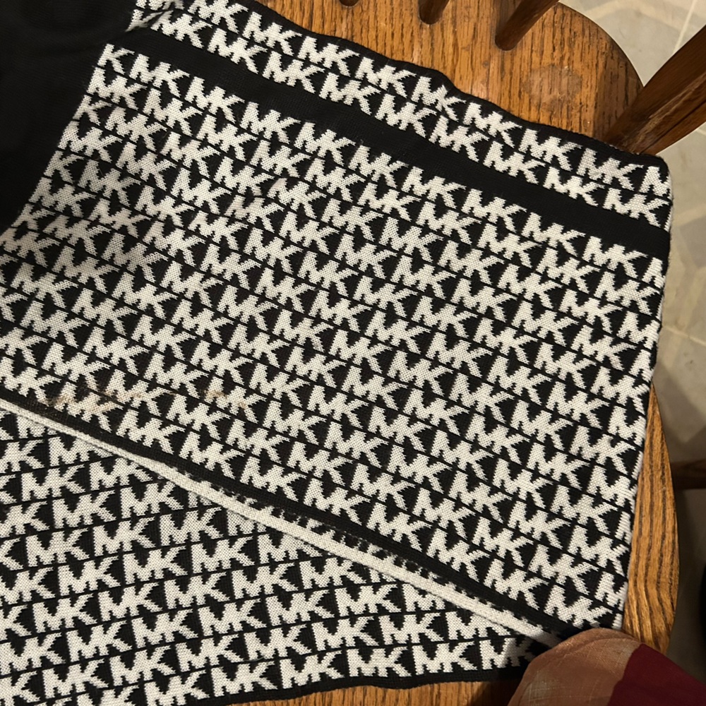 Michaels Kors Black and White Knit Scarf